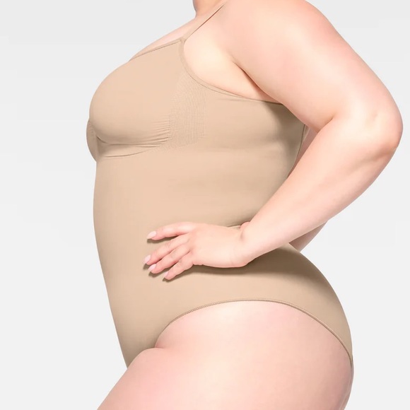 skims new version seamless sculpt brief bodysuit - Picture 3 of 8